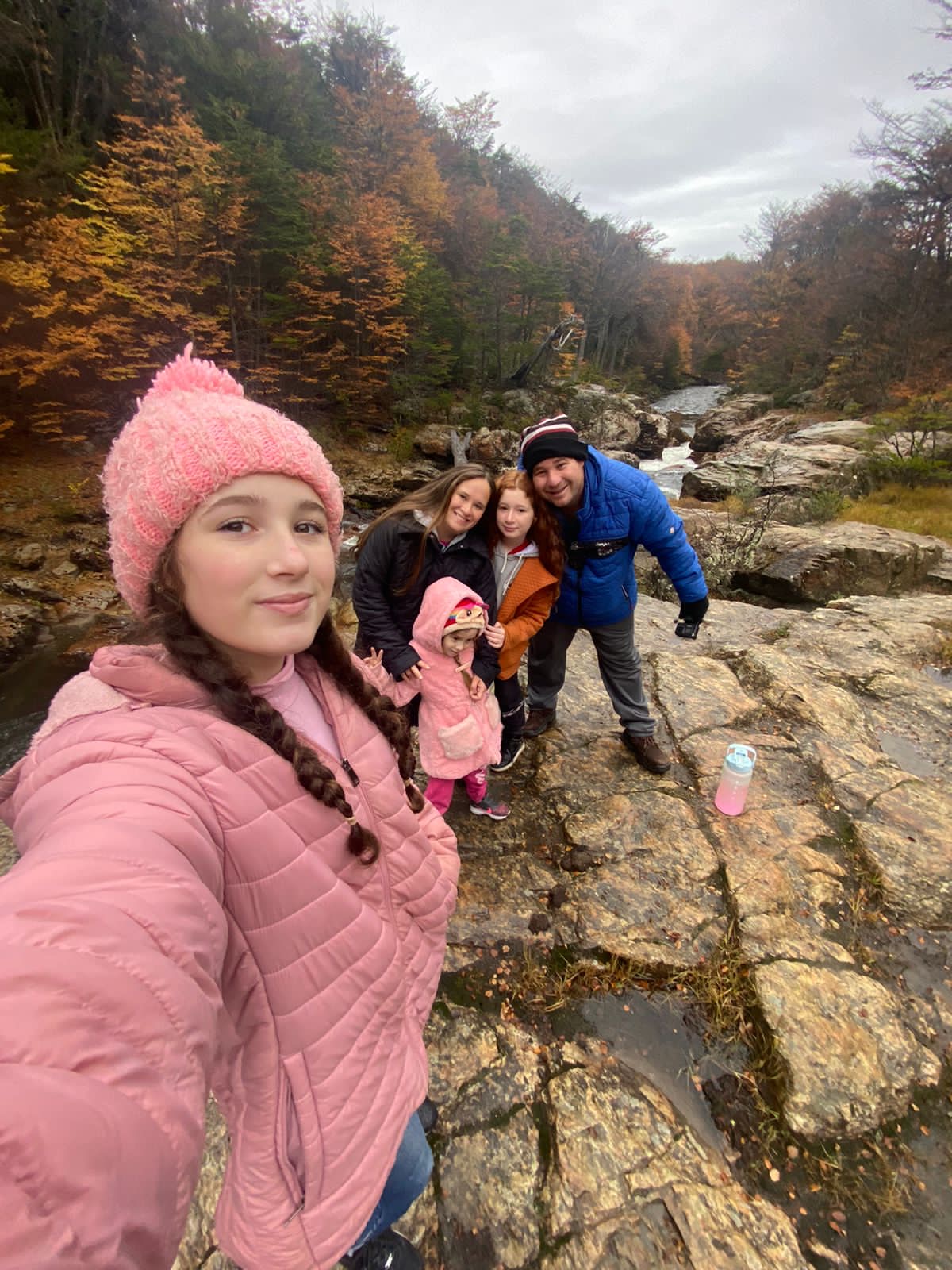 Família junto a uma cascata na Patagônia